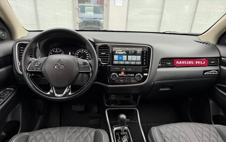 Mitsubishi Outlander III рестайлинг 3, 2022 год, 2 850 000 рублей, 8 фотография