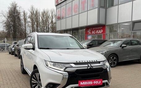 Mitsubishi Outlander III рестайлинг 3, 2022 год, 2 850 000 рублей, 5 фотография