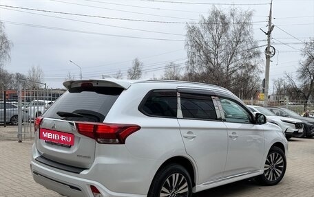 Mitsubishi Outlander III рестайлинг 3, 2022 год, 2 850 000 рублей, 4 фотография
