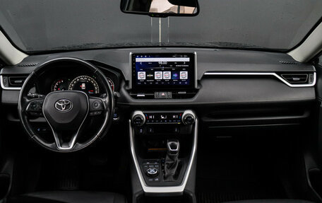 Toyota RAV4, 2021 год, 3 700 000 рублей, 10 фотография