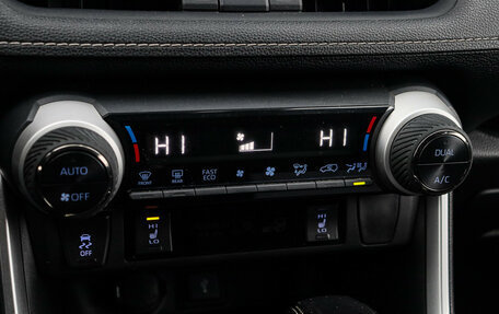 Toyota RAV4, 2021 год, 3 700 000 рублей, 21 фотография