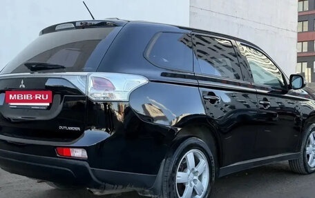 Mitsubishi Outlander III рестайлинг 3, 2014 год, 1 395 000 рублей, 11 фотография