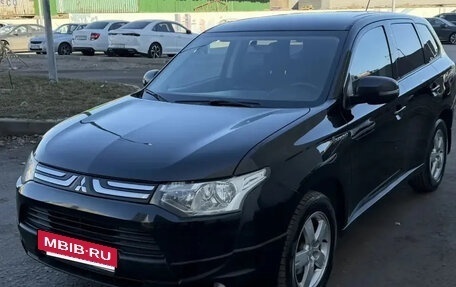 Mitsubishi Outlander III рестайлинг 3, 2014 год, 1 395 000 рублей, 3 фотография