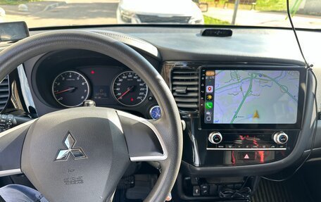 Mitsubishi Outlander III рестайлинг 3, 2021 год, 2 400 000 рублей, 9 фотография