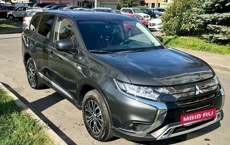 Mitsubishi Outlander III рестайлинг 3, 2021 год, 2 400 000 рублей, 2 фотография