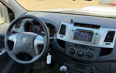 Toyota Hilux VII, 2013 год, 1 840 000 рублей, 25 фотография