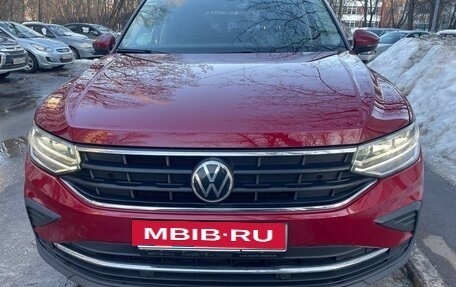 Volkswagen Tiguan II, 2021 год, 2 850 000 рублей, 2 фотография