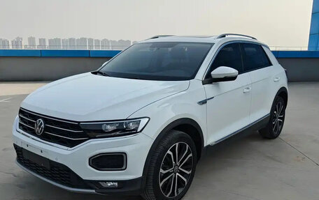 Volkswagen T-Roc I, 2023 год, 1 834 000 рублей, 1 фотография