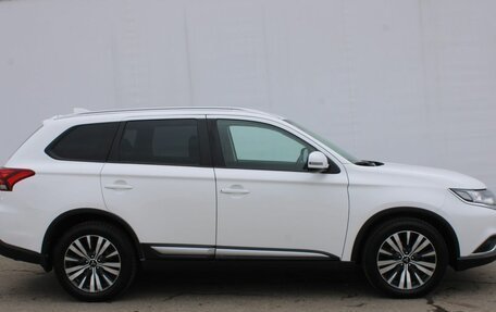 Mitsubishi Outlander III рестайлинг 3, 2019 год, 1 920 000 рублей, 4 фотография