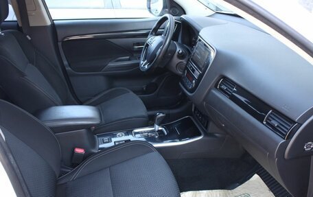 Mitsubishi Outlander III рестайлинг 3, 2019 год, 1 920 000 рублей, 12 фотография