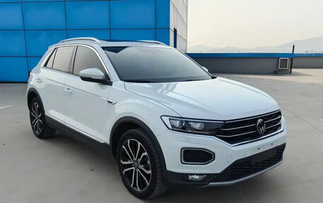 Volkswagen T-Roc I, 2023 год, 1 834 000 рублей, 2 фотография