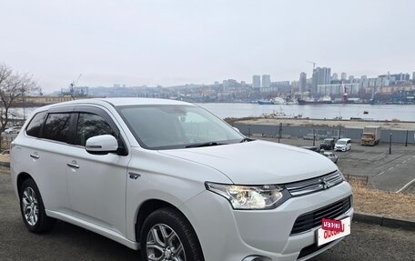 Mitsubishi Outlander III рестайлинг 3, 2013 год, 1 560 000 рублей, 2 фотография