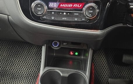 Mitsubishi Outlander III рестайлинг 3, 2013 год, 1 560 000 рублей, 16 фотография