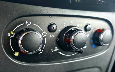 Renault Logan II, 2018 год, 690 000 рублей, 15 фотография