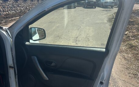 Renault Logan II, 2017 год, 230 000 рублей, 24 фотография