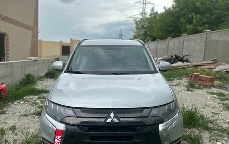 Mitsubishi Outlander III рестайлинг 3, 2021 год, 2 700 000 рублей, 1 фотография