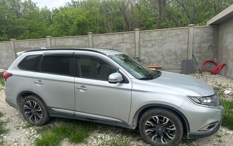Mitsubishi Outlander III рестайлинг 3, 2021 год, 2 700 000 рублей, 2 фотография