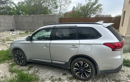 Mitsubishi Outlander III рестайлинг 3, 2021 год, 2 700 000 рублей, 3 фотография