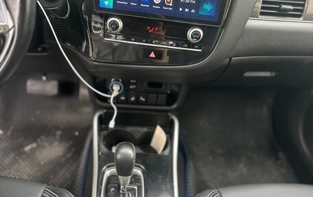 Mitsubishi Outlander III рестайлинг 3, 2021 год, 2 700 000 рублей, 5 фотография