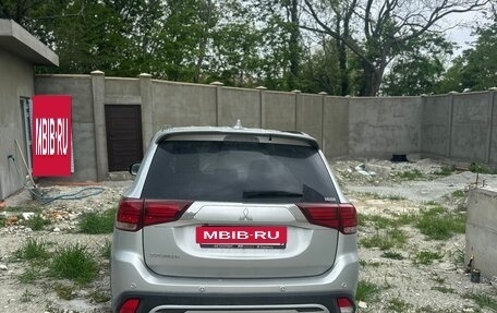 Mitsubishi Outlander III рестайлинг 3, 2021 год, 2 700 000 рублей, 4 фотография