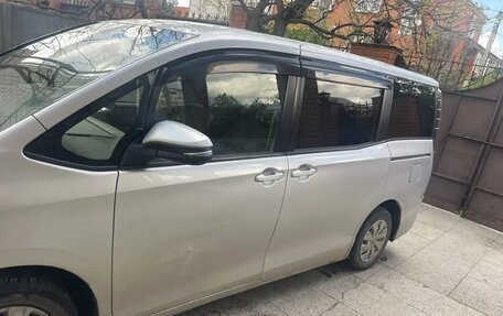 Toyota Voxy III, 2016 год, 1 450 000 рублей, 4 фотография