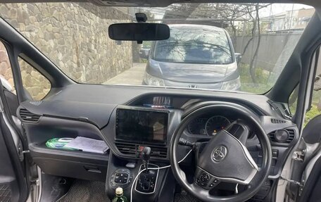 Toyota Voxy III, 2016 год, 1 450 000 рублей, 10 фотография