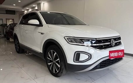 Volkswagen T-Roc I, 2023 год, 1 835 000 рублей, 3 фотография