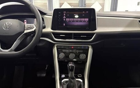 Volkswagen T-Roc I, 2023 год, 1 835 000 рублей, 8 фотография