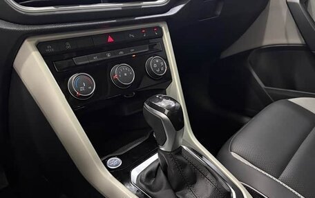 Volkswagen T-Roc I, 2023 год, 1 835 000 рублей, 7 фотография