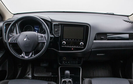 Mitsubishi Outlander III рестайлинг 3, 2021 год, 2 290 000 рублей, 14 фотография