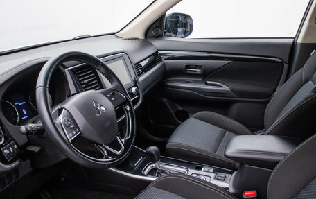 Mitsubishi Outlander III рестайлинг 3, 2021 год, 2 290 000 рублей, 10 фотография