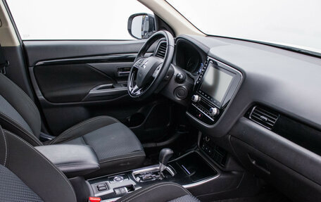 Mitsubishi Outlander III рестайлинг 3, 2021 год, 2 290 000 рублей, 9 фотография