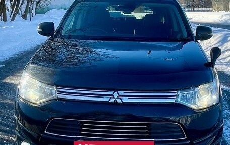 Mitsubishi Outlander III рестайлинг 3, 2013 год, 1 650 000 рублей, 4 фотография