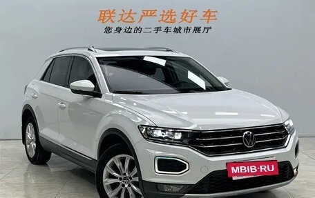 Volkswagen T-Roc I, 2022 год, 1 820 000 рублей, 2 фотография