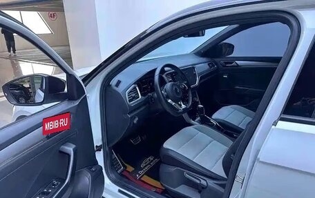 Volkswagen T-Roc I, 2022 год, 1 980 000 рублей, 2 фотография