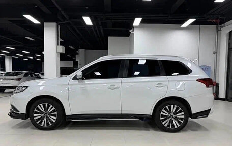 Mitsubishi Outlander III рестайлинг 3, 2022 год, 2 080 000 рублей, 3 фотография