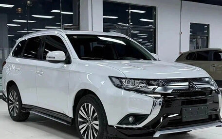 Mitsubishi Outlander III рестайлинг 3, 2022 год, 2 080 000 рублей, 2 фотография