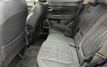 Mitsubishi Outlander III рестайлинг 3, 2022 год, 2 080 000 рублей, 10 фотография