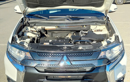 Mitsubishi Outlander III рестайлинг 3, 2018 год, 1 830 000 рублей, 11 фотография