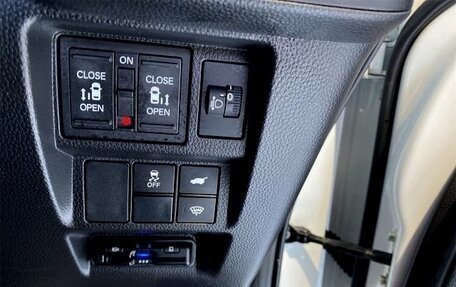 Honda Stepwgn, 2023 год, 2 225 000 рублей, 10 фотография