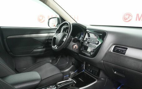 Mitsubishi Outlander III рестайлинг 3, 2018 год, 1 880 000 рублей, 10 фотография