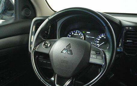 Mitsubishi Outlander III рестайлинг 3, 2018 год, 1 880 000 рублей, 16 фотография