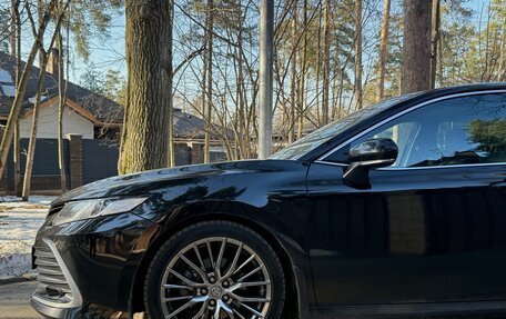 Toyota Camry, 2021 год, 2 650 000 рублей, 2 фотография