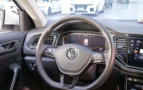 Volkswagen T-Roc I, 2022 год, 1 690 000 рублей, 9 фотография