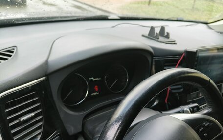 Mitsubishi Outlander III рестайлинг 3, 2013 год, 1 350 000 рублей, 8 фотография