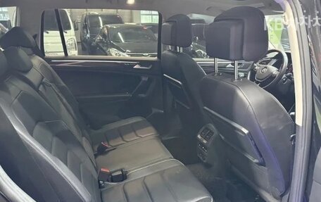 Volkswagen Tiguan II, 2021 год, 2 385 000 рублей, 12 фотография