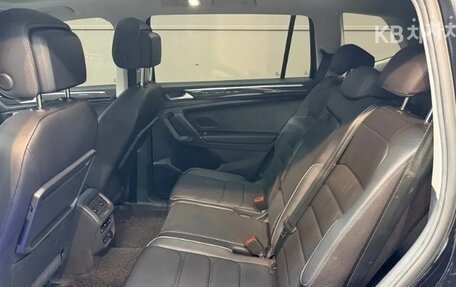 Volkswagen Tiguan II, 2021 год, 2 385 000 рублей, 11 фотография