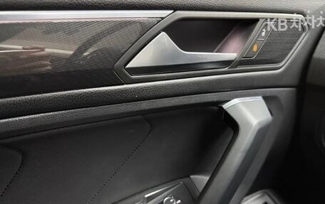 Volkswagen Tiguan II, 2021 год, 2 385 000 рублей, 13 фотография