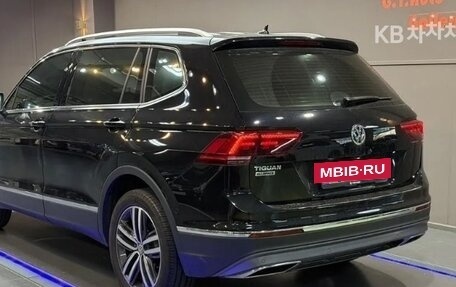 Volkswagen Tiguan II, 2021 год, 2 385 000 рублей, 2 фотография