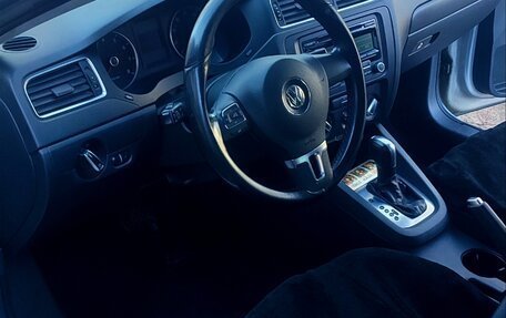 Volkswagen Jetta VI, 2012 год, 950 000 рублей, 3 фотография